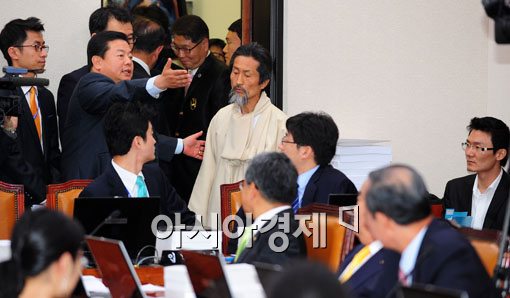 [포토] 외통위 회의실에 나타난 강달프