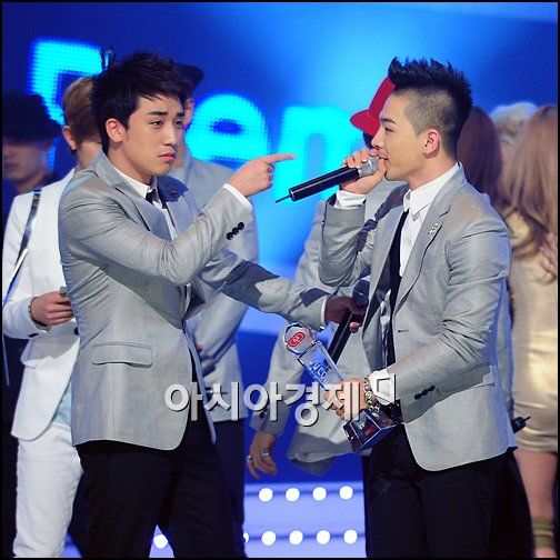 [포토]빅뱅 승리 '엠카 1위, 모두 태양 덕분!'