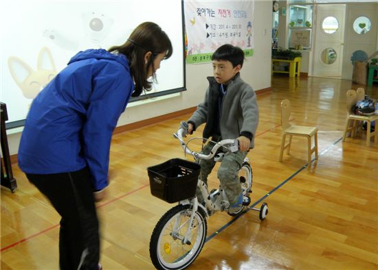 유치원생의 자전거타기
