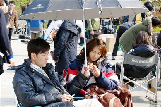 '49일' 배수빈, 이요원과 다정한 커플샷 "실제 사이는 좋아요"