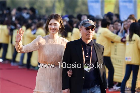 [PHOTO] Celebrities walk red carpet of Jeonju film fest