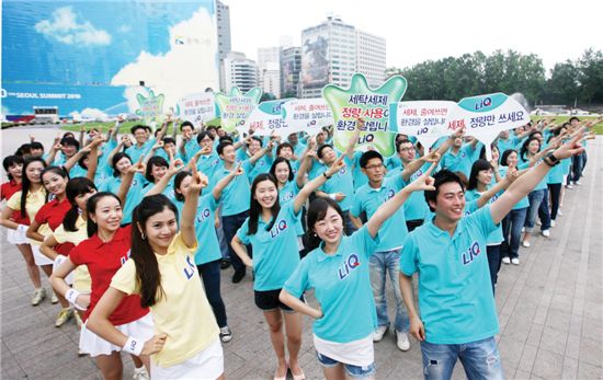 서울 구로동의 한 공원에서 ‘세제 정량 쓰기’ 친환경 캠페인의 일환으로 애경 직원들이 음악에 맞춰 춤을 추고 있다. 