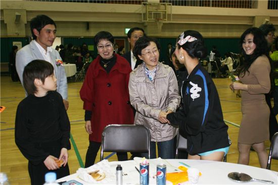 신연희 강남구청장, 댄스스포츠대회 참가자 격려 