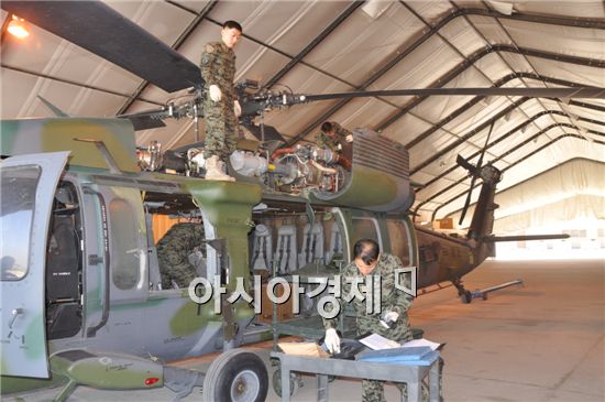 바그람기지내 위치한 한국군 항공지원대의 정비모습.
