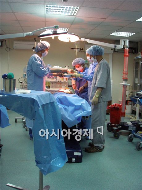 바그람기지를 찾은 이날 수술실에서 온몸에 3도화상을 입은 20대여성이 수술을 받고 있다. 