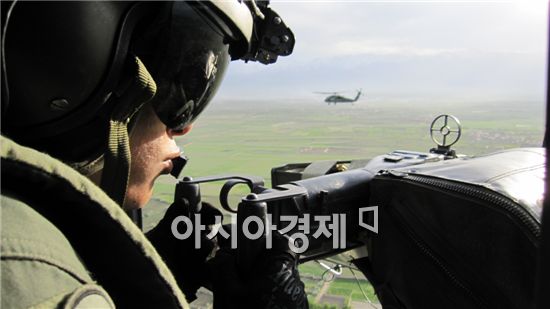 오쉬노부대 장병들의 이동과 지방재건팀(PRT)의 수송을 지원하고 있는 육군 항공지원대 장병의 모습이다.  UH-60 4대를 보유한 항공지원대는 바그람기지내 위치하고 있다. 