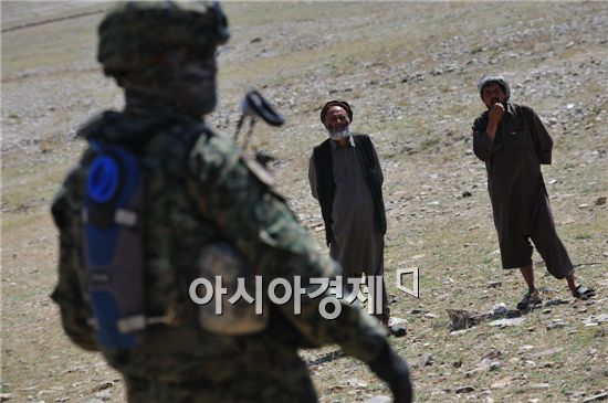 기동정찰때는 현지인도 자살테러범으로 돌변할 수 있기때문에 경계1호가 된다. 