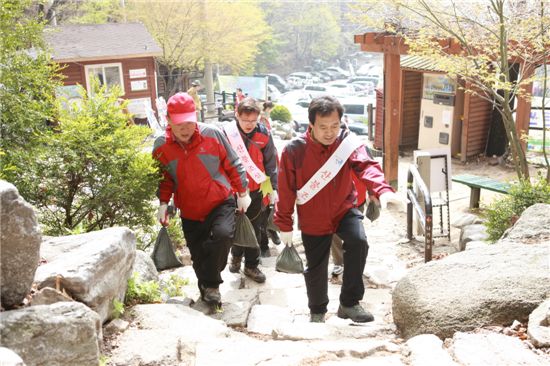 강북구, 북한산 등산로 흙나르기 행사 가져