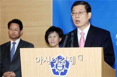 김황식 국무총리가 2일 오전 서울 정부종합청사에서 2012년 3월부터 모든 만5세 어린이들의 교육과 보육을 국가가 책임지는 '만5세 공통과정' 시행을 발표하고 있다. 이재문 기자 moon@
