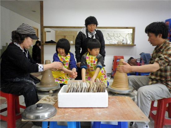 지난달 23일 성북구 드림스타트 역사체험 프로그램에서 어린이들이 도자기 만들기 체험을 하고 있다. 구는  4일 세종문화회관에서 가족들이 함께 뮤지컬을 관람하는 문화프로그램도 연다.
