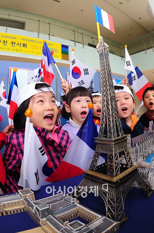 [포토] '와, 에펠탑 신기해요~'