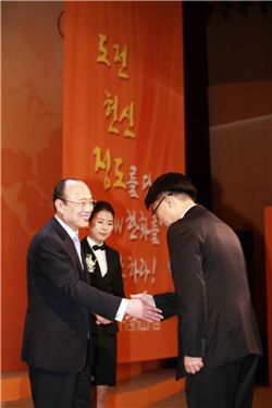 ▲한화그룹 김승연 회장이 핵심가치 선포식에서 임직원 대표로부터 핵심가치 선서문을 받은 후 악수를 나누고 있다.