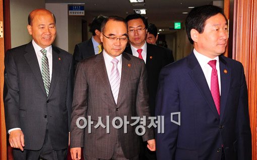 [포토] 국무회의 참석하는 국무위원들