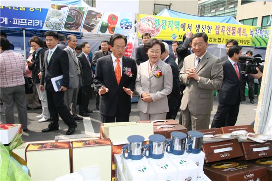 신연희 강남구청장, 자매도시 직거래 장터 찾아 