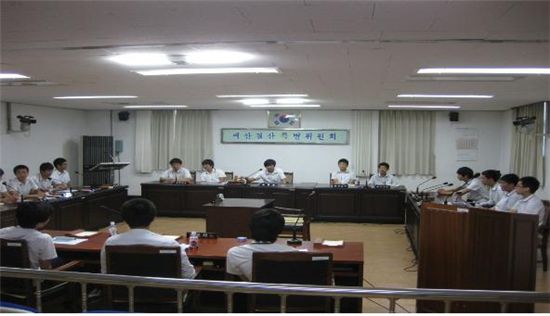 함안군의회에서 군의원 체험활동을 하고 있는 안의고 학생들 