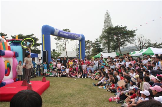 삼성전기가 올해도 어린이 날을 맞아 다문화 가족 초청 행사를 개최한다. 사진은 작년 행사 모습.