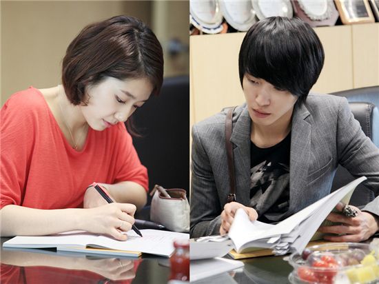 Korean actress Park Shin-hye (left) and CNBLUE leader Jung Yong-hwa (right) at the reading for MBC's "You Have Fallen For Me" on May 2, 2011. [Tree J. Company]