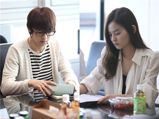 CNBLUE drummer Kang Min-hyuk (left) and actress Woo Ri (right) during the first reading for MBC drama "You Have Fallen For Me" on May 2, 2011. [Tree J. Company]