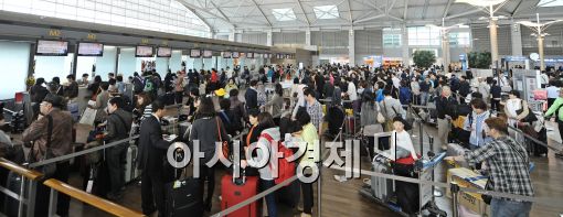 [포토]징검다리 연휴 붐비는 인천공항