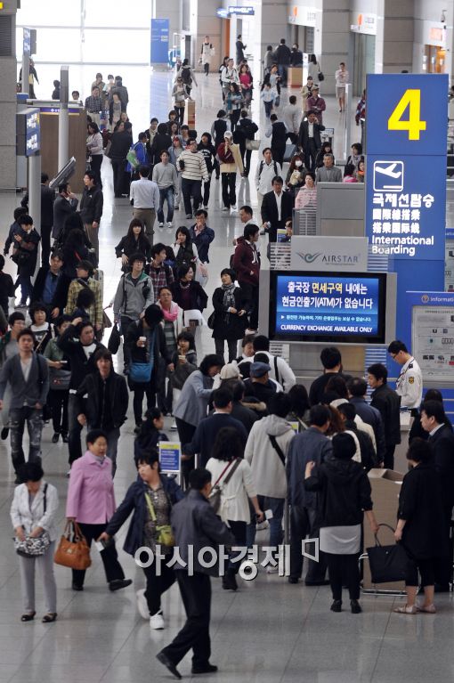 [포토]탑승장으로 항하는 긴 줄