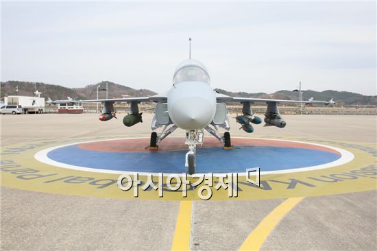 "최강전투기 'FA-50' 한꺼번에 산단 나라가"