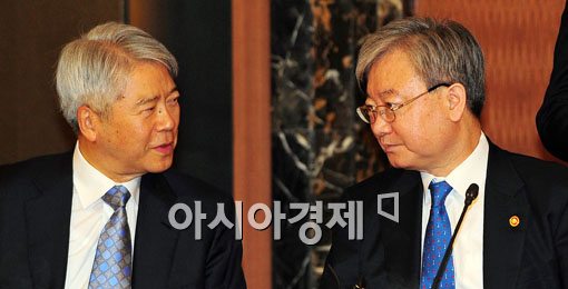 [포토] 현재현 회장, '김석동 위원장님, 기자들이 왜 이렇게 많이 왔을까요?'