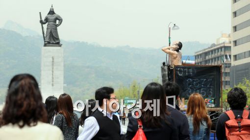 [포토]도심 한 복판 알몸샤워!