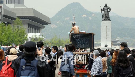 [포토]기상천외한 1인 거리극 '로빈슨크루섬'