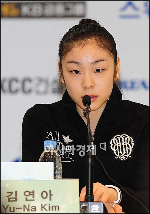[포토]기자들 질문에 답하는 김연아