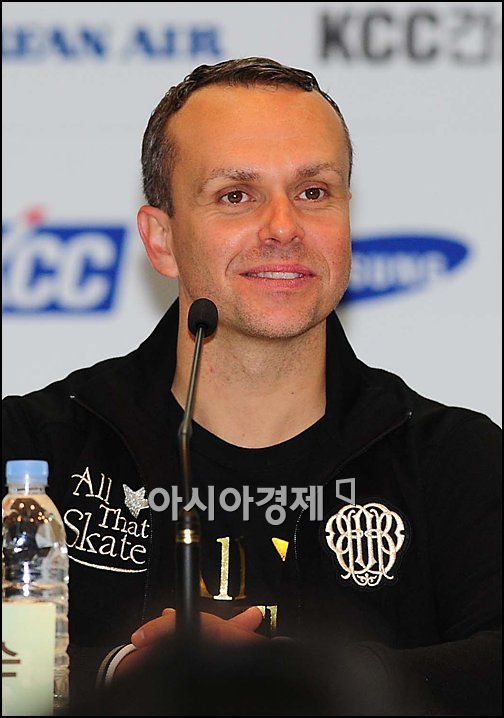 [포토]기자들 질문에 답하는 데이비드 윌슨