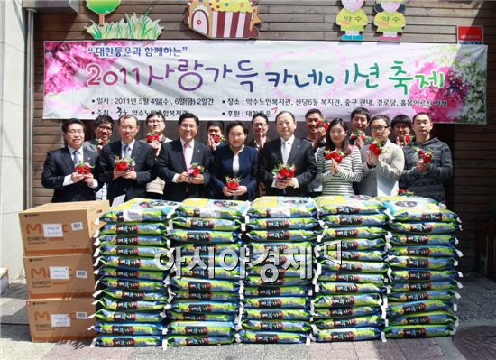 대한통운, 독거노인에 '사랑의 카네이션' 