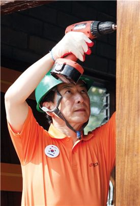 김호연 전 회장의 해비타트 자원봉사활동.
