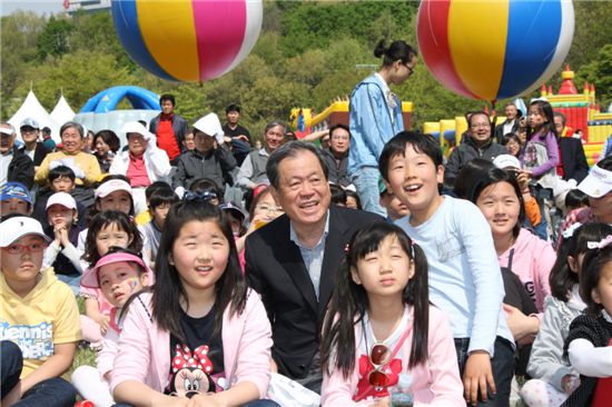 LH, 소년소녀가정 등 2000명 초청 어린이날 행사 열어