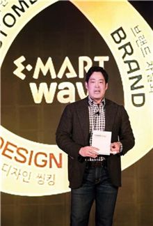 정용진 신세계 부회장이 2일 서울 성동구 이마트 본사에서 ‘이마트 법인 설립 선포식’을 개최하고 향후 비전을 제시했다.