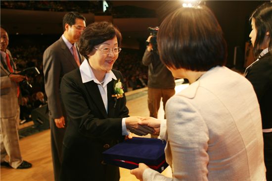 [동정]신연희 강남구청장, 어버이날 공로자 시상