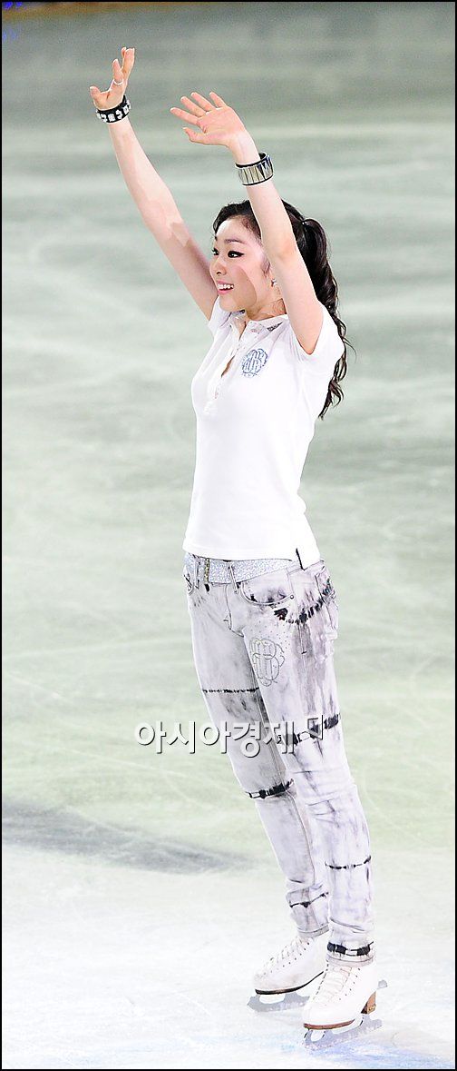 [포토]김연아 '선물 고맙습니다, 내일 봐요'