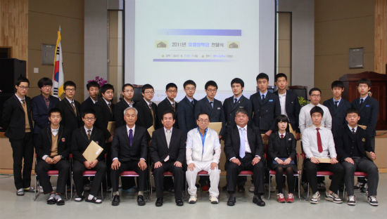 “학생 여러분은 사회에 빚을 졌습니다”