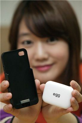고객이 와이브로 4G를 와이파이로 변환해주는 아이폰4 전용 ‘케이스형 에그’와 ‘미니에그’를 이용해보고 있다. 
