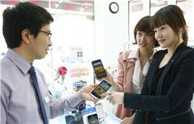 갤럭시S2, 옵티머스빅 5만돌파