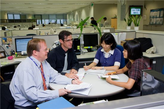영국 옛 동료, 삼성맨 인연