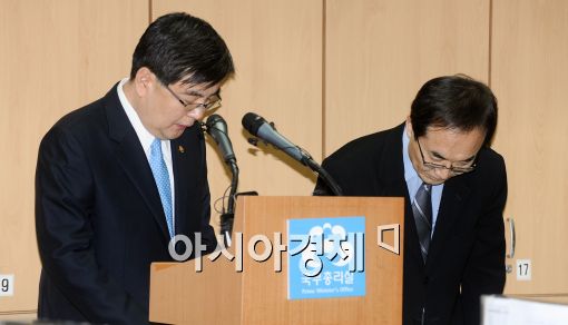 [포토]인사하는 금융감독 T/F 공동팀장