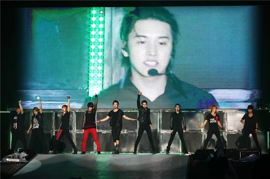 Super Junior performing at "The 3rd ASIA TOUR 'SUPER SHOW 3' in Ho Chi Minh" in Vietnam held at the Go Dau Stadium on May 7, 2011. [SM Entertainment]