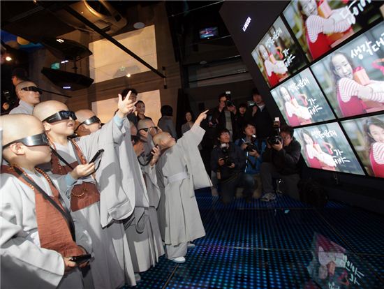 아기스님도 미래 IT 기술에 '와아~' 감탄사