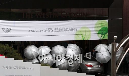 [포토] 정용진 부회장이 하객 보호 특명이라도 내리셨나?