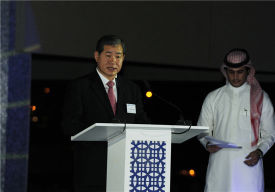 박기석 삼성엔지니어링 사장(왼쪽)이 지난 10일 사우디아라비아 현지에 준공한 'SNTV' 개관식에서 축사를 하고 있다.