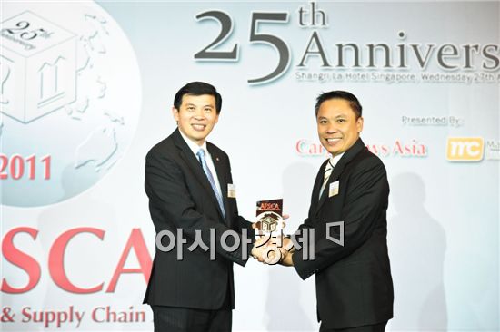 제 25회 아시아 화물 및 공급망 시상식(AFSCA)에서 Clifton Chua 페덱스 싱가포르 지사장(사진 右측)이 Lee Seow Hiang 창이공항그룹 최고경영자(左)로부터 트로피를 전달 받고 있다.