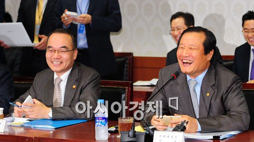 [포토] 기분 좋은 윤증현 장관