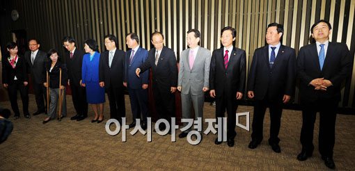 [포토] 인사하는 한나라당 신임 원내대표단