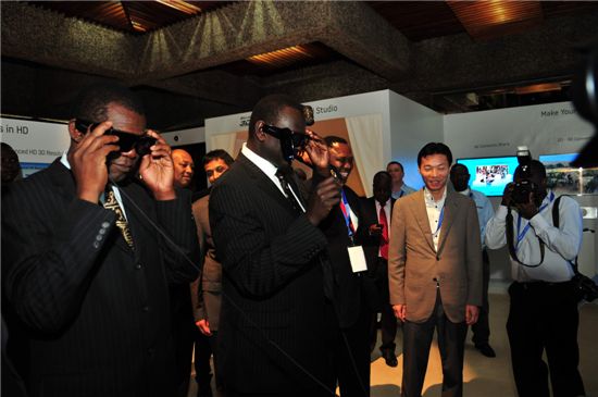 삼성전자가 케냐 나이로비에서 연 아프리카 포럼에서 케냐 새뮤엘 포기시오(SAMUEL POGISHIO) 정통부 장관(3D안경 착용 오른쪽)과 비탄게 은데모(BITANGE NDEMO)박사 (3D 안경 착용 왼쪽)가 삼성전자 3D TV를 살펴보고 있다.