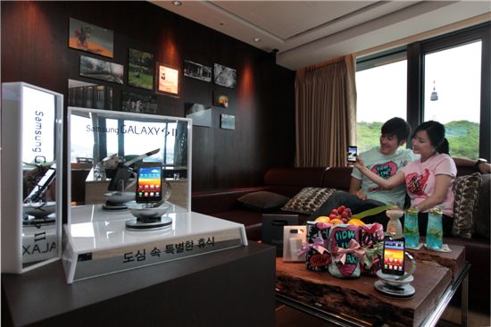 삼성전자가 반얀트리 호텔과 함께 '갤럭시S2' 공동 프로모션에 나섰다. 